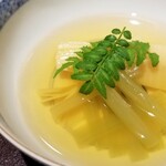 馳走 啐啄一十  - (21)筍(福岡県合間産)、蕗、真昆布&いりこ、鰹節、鯖節、あご節の出汁お椀
      筍の優しい香りに先取りな春の伊吹を感じます
      穏やかで円やかな味わいの真昆布出汁に4種類の魚系出汁が更なる深みを加えています