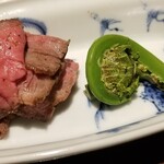 馳走 啐啄一十  - (22)茨城牛(A5等級の未経産雌牛)のイチボの炭火焼き、こごみ、地辛子(福井県産)&山葵
      備長炭でじっくり焼き上げられ肉自体の旨みが増していますし、 芳ばしく薫り立っています。