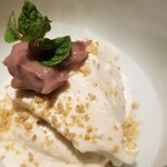 馳走 啐啄一十  - (25)白胡麻プリン、小豆餡載せ
      モチモチぶるぶるな食感と控えめな甘さ。
      な口溶け。
      こし餡も溶ける様な円やかさ。
      白胡麻の香りが宴の終演を彩ります。