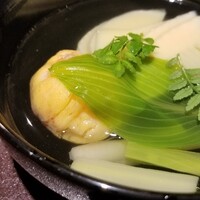 馳走 啐啄一十  - (08)朝掘り筍(鹿児島県阿久根産)、車海老(熊本県天草産)の真薯、うるい、利尻昆布と鮪節の出汁のお椀
                      透明感がありながらも輪郭がはっきりしたキレのある味わいのお出汁
                      安らぎを覚える味わい