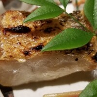 馳走 啐啄一十  - (19)炭火焼き白甘鯛(熊本県天草産)、針人参の胡麻油和え、茗荷
                    炭火でじっくりと焼かれて、皮目から芳ばしさが薫り、上品な脂が活性化して甘さが増しています。
                    焼いた後でもモチモチ感があります。