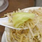 麺屋武一 - 野菜は甘味を帯びたキャベツ、みずみずしさ満点でスープの風味をよく吸い込んだもやしとボリューム十分！