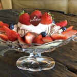 Sweet of Oregon - 料理写真:【バレンタイン限定商品】ストロベリーボート。バナナ・ピスタチオアイス・プレーンチーズケーキ・チョコアイスとチョコクリームを絞った横型のパフェです。（カフェ商品）