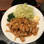 銀座しゃぶしゃぶ petit 羅豚 - 生姜焼きと千切りキャベツの間にマヨネーズがあります