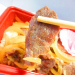 ほか弁 日本亭 - 肉厚牛丼・ご飯大盛　７２０円（税込）の厚切り牛肉のアップ【２０２０年２月】