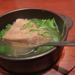 Sumi Yaki Gyuu Tan Higashi Yama - スープ中の牛タン