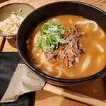 山半 - 秘伝カレーうどん、ランチサービスのかやくご飯。