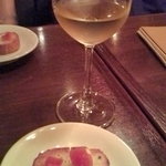 イタリアンバール ブオンクオーレ 飯田橋 - お通しと○るなびクーポンでいただいたグラスワイン