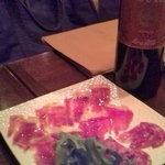 イタリアンバール ブオンクオーレ 飯田橋 - 生ハム＆サラミの盛り合わせとワイン1本目（おすすめワイン）