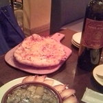 イタリアンバール ブオンクオーレ 飯田橋 - 砂肝のアヒージョと本日のピッツァ（ロマーナ）