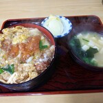 まつき食堂 - かつ丼＋味噌汁＋お新香 (税込み 750円) 