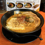 Nagoya Tonkotsu Sampou Teki Nashi - ・とんこつカレーラーメン 900円
                        ・チャーシュー 300円