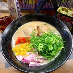 クセが強い麺屋 れいわ - 豚白湯ラーメン