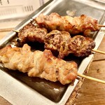 佐賀県三瀬村　ふもと赤鶏 - 赤鷄の焼き物3種（200円×3）。ひとつひとつのボリュームがあって、食べ応えあり。美味いね〜。♫
            