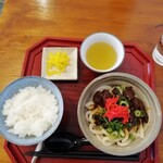 Waya - どて煮うどん(ごはん付)700円。