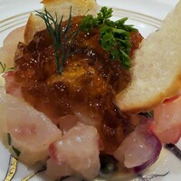 キノシタ - 昆布〆めにした真鯛のタルタル，コンソメのジュレとウニ