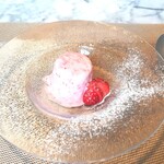 La Brianza - 苺のババロア。苺の粒々が残されていて、苺の存在感がすごい！一方でミルク感？マスカルポーネ？な感じも濃厚濃厚。いやぁ～またここデザートまできて、すごい美味しさに出会えちゃったわ～(≧▽≦)