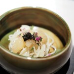 エクアトゥール - オリーブオイルで和えた麺　数の子　キャビア