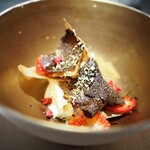 エクアトゥール - イチゴ　黒糖のアイス　パートフィロ　黒蜜　黒トリュフ