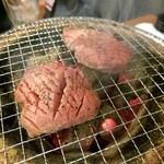 炭火焼肉居酒屋 肉鮮問屋25-89 - 厚切りタン塩