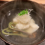 津の守坂 小柴 - アイナメとわらびのお椀 春を感じるお椀。小柴さんの出汁。