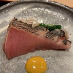 津の守坂 小柴 - 炙って薫香をつけたメジマグロを辛子醤油で