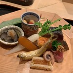 津の守坂 小柴 - 八寸 　大豆煮物、焼き鼠酢の物、のし梅の酒粕博多揚げ、クワイのカステラ、炙りカラスミ、鯖棒鮨など 小柴さんの八寸大好き。美しく美味しい。焼ている海鼠初めて。鯖の棒寿司好み。