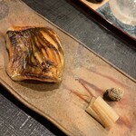 津の守坂 小柴 - 焼き物:えぼ鯛 金目鯛、すっぽんなど、魚がチョイスできます。 えぼ鯛にしました。肉厚。丁寧な仕込み。