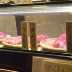 立喰い焼肉　おやびん - ネタケースには美味しそうなお肉がズラリと並んでいます