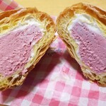 東京ミルクチーズ工場 カウカウキッチン - ストロベリーシュークリーム