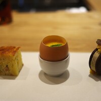 Point - 左から鳴門金時のケークラレ、温泉卵にうにを投入、フォアグラとカカオのサブレは紅まどんなという柑橘のコンフィチュールを敷いて。