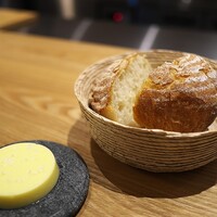 Point - パンは自家製。皮はパリッ、中はしっとりふわふわ。