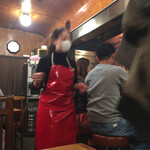 多平 - 店内。テーブル席でカウンターが空くのを待つ。