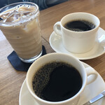 ポロックコーヒー - 手前ブレンド、奥インドネシア
アイスカフェオレ