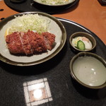 恵比寿亭 - 丸太のヒレのようですがロースです