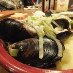 Cafe Lembeek - ムール貝白ビール蒸し。タジン鍋で供されます。１ｋｇ！