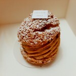 Gâteaux d'Émotions - 見た目はシンプルなシュークリーム風？パリブレスト6.5ユーロ