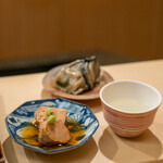 日本橋蛎殻町 すぎた - 2020.2 余市アンキモ煮付け、厚岸牡蠣（酒蒸しにしてから味噌漬けに）、日本酒（新政 陽乃鳥 貴醸酒）