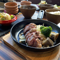 Let it Beef - ニクベジランチ…メインと前菜6種盛り　スープとご飯はセルフサービスおかわり自由