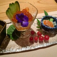 和牛懐石 但馬屋 梅田 - 前菜 ○牛生ハムの山芋いくら巻き ○もも肉の炙り山葵添え ○ミノと浅葱の酢味噌和え ○熟成カルビと旬野菜の甘煮