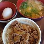 すき家 - 牛丼（ミニ）、とん汁、生卵のセットです。