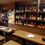 炙り屋 どやさ - 1階はカウンター席とテーブル席。ご予約なしでもお気軽にお越し下さいませ。