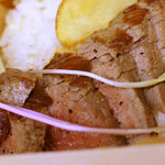 ビフテキ重・肉飯 ロマン亭 - 注文してから焼いてくれるので、お肉は熱々だよ。
      やわらかくてとっても美味しい～♪