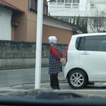私（ゲスト達）を見送る為車の出庫を待っているおばあちゃん