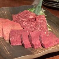 よろにく - 手前にハツ、上タンと上ハラミ