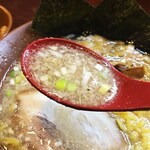 らーめん岩本屋 - スープは結構こってり。脂が多いです。