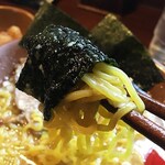 Ramen Iwamotoya - 麺は細ちぢれ麺。なかなかコシがあります。
                        スープに浸した海苔を絡めて食べると美味い。