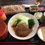 木の小屋 - ミニハンバーグ定食（冷たいそば）1000円