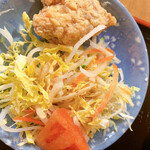 劉さん家 - サービス揚げ物　サラダは白菜