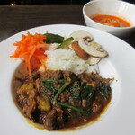 三日月 - イノシシとほうれん草のカレー